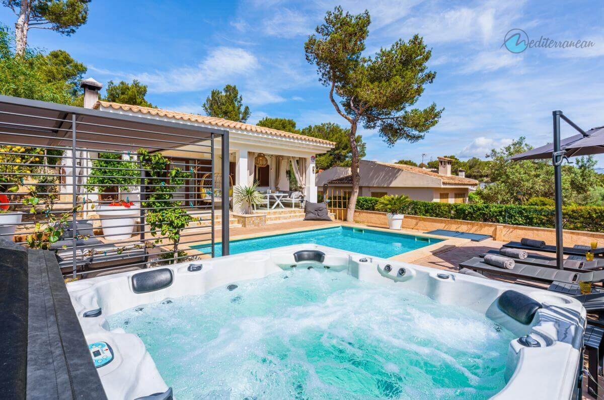 Incredible villa with hot tub, pool and BBQ